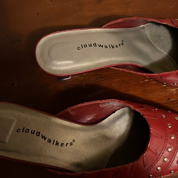 COPY - WOMEN’S RED LOW HEELED SLIDES IN SIZE 8.5W - Picture 3 of 3